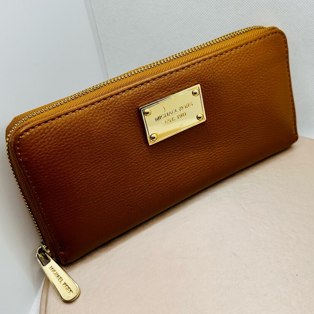 EUC Michael Kors Jet Set Brown Leather Wallet